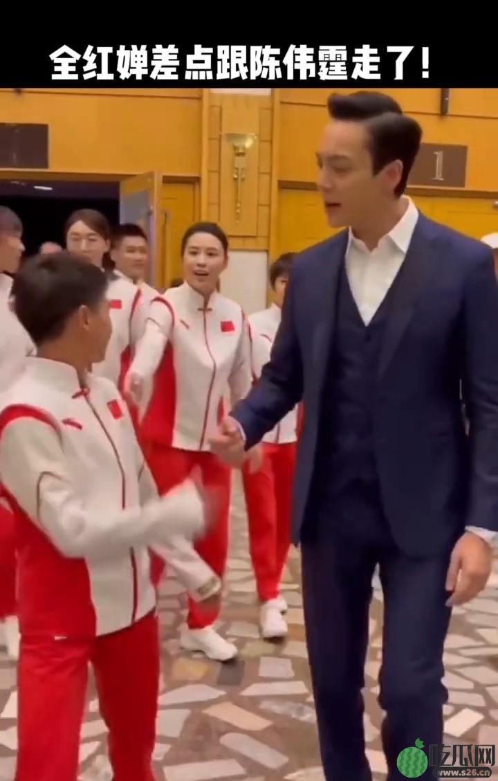近日一条摄于2021年的影片，她与陈伟霆的互动更是引网民发笑。