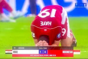 世界杯梦碎！印尼出局众球员失落哭泣，抱头跪地痛哭情难自已 图1