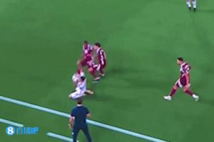 主帅应声倒地！卡塔尔球员边线贴脸大脚，皮球正中洛佩特吉面部 图1