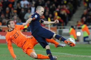 西班牙球衣设计师：球衣上的蓝色为致敬伊涅斯塔，亚马尔带动销量 图1